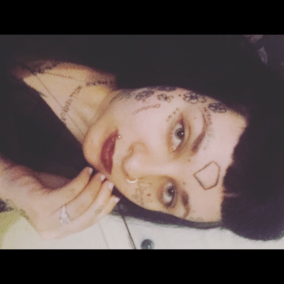 g i r l s, b e a m b i t i o u s.โ๏ธ - Picture 1 of 1